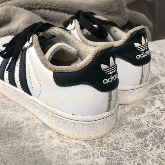 ⭐️5/$25⭐️ Kids Adidas Superstars gym shoe Sz. 2 - Picture 6 of 8